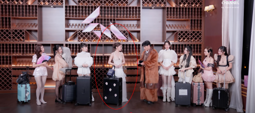Bích Phương và chiếc vali