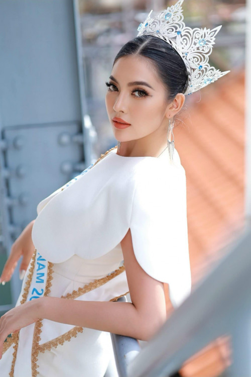 Hoa hậu Thu Uyên chuẩn bị cho cuộc thi