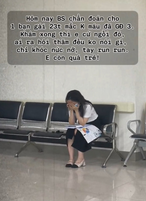 Cô gái 23 tuổi mắc ung thư máu ngồi khóc ở hành lang bệnh viện
