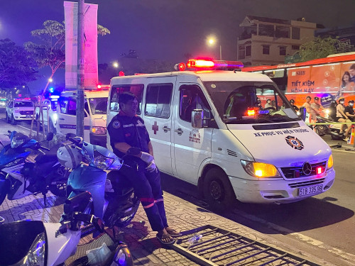 Lực lượng chức năng xử lý hiện trường.