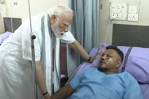 Thủ tướng Ấn Độ Narendra Modi thăm người sống sót.