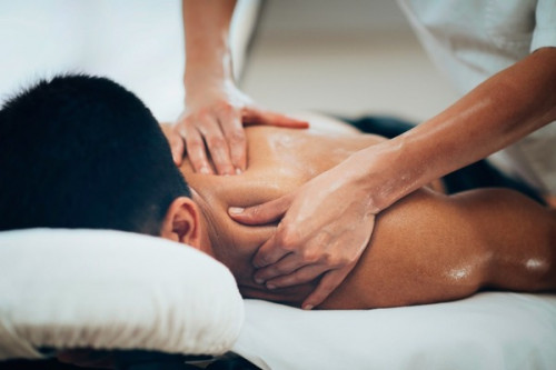 Mát xa cổ vai gáy, người đàn ông liệt luôn 2 chân - Ảnh 2.