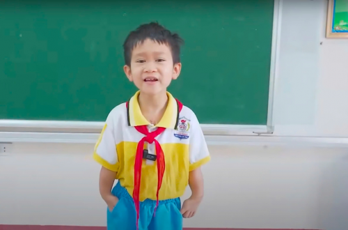 “Con muốn ôm ba mẹ” - Lời ước của em bé khuyết tật, hát dân ca gây sốt mạng xã hội
