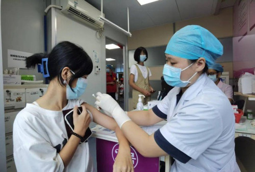 Đang tiêm vaccine HPV