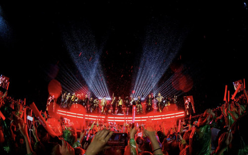 Truyền thông quốc tế nói về cảnh tượng sấm sét chói lóa tại concert Chông Gai