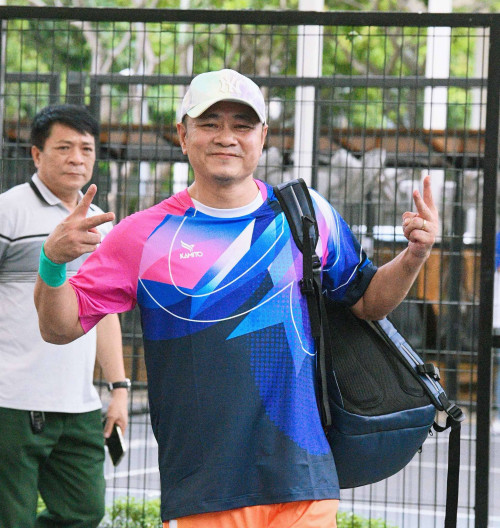 Nghệ sĩ Tự Long và Tuấn Hưng tham gia thi đấu pickleball.