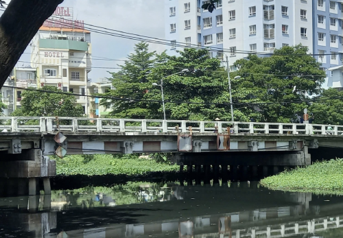 Bé gái sơ sinh bị bỏ rơi