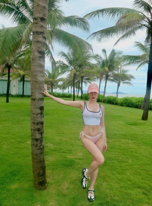 Diệp Lâm Anh body nóng bỏng, sinh đẻ 2 lần