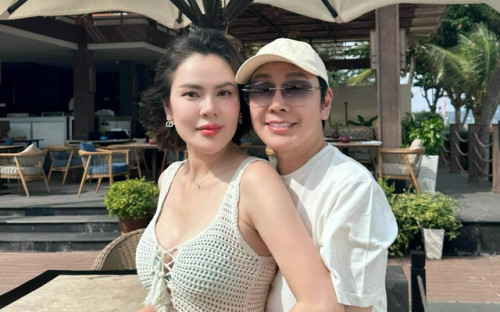 Cặp đôi trong lễ đăng ký kết hôn.