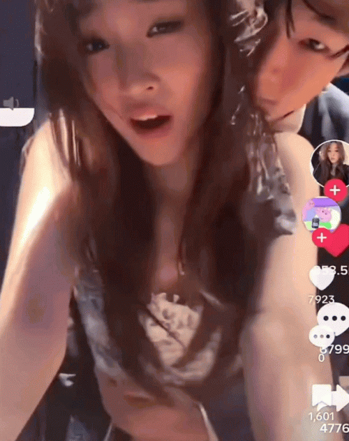 Cảnh thân mật của Annie Moon