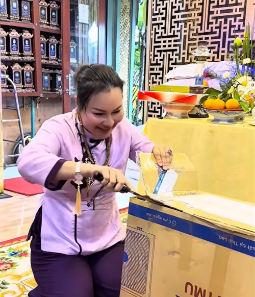 Ngọc Tiên khui thùng quà