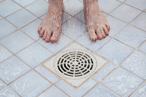 Chuyên gia cảnh báo thói quen đi tiểu khi tắm gây hại cho phụ nữ - Ảnh 2.