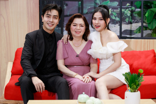 Thu Thủy cùng chồng