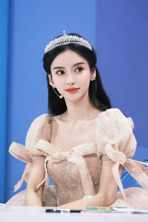 Phát cánh: Angelababy bị tố phản bội Huỳnh Hiểu Minh