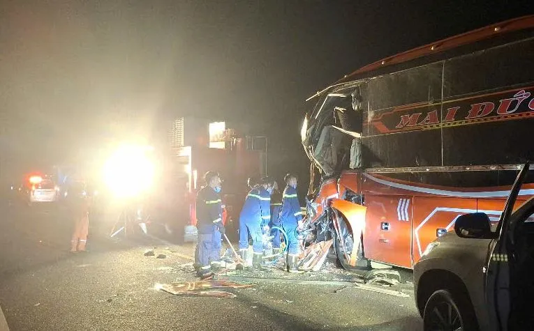 Hiện trường kinh hoàng vụ tai nạn trên cao tốc, 18 người thương vong- Ảnh 4.