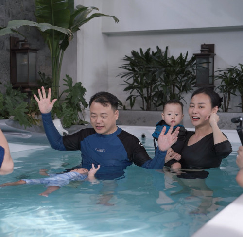 Shark Bình – Phương Oanh đưa cặp song sinh đi học bơi