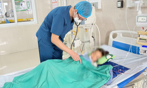Bé gái bị rắn độc chui từ điều hòa ra
