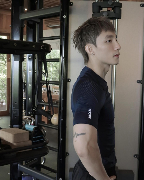 Sơn Tùng - HIEUTHUHAI tại gym