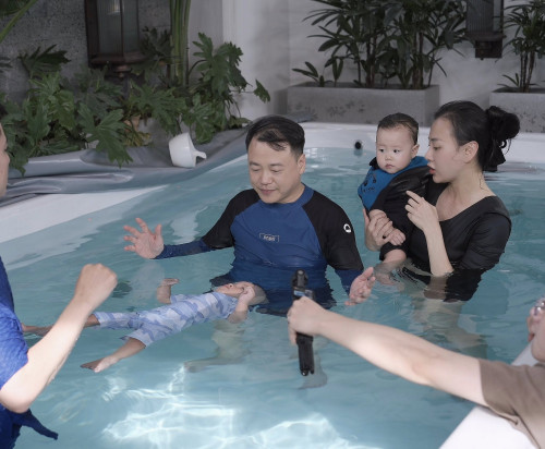 Shark Bình – Phương Oanh đưa cặp song sinh đi học bơi
