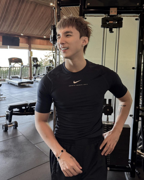 Sơn Tùng - HIEUTHUHAI tại gym