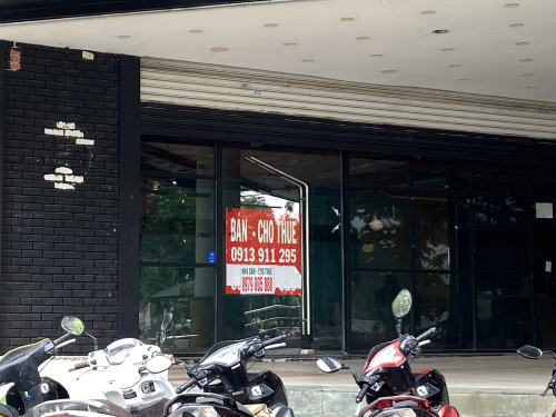 Khung cảnh tại "khu nhà giàu" giữa lòng TP.HCM: Hàng loạt mặt bằng đọng cửa cho thuê, treo biển giảm giá vẫn không có khách- Ảnh 2.