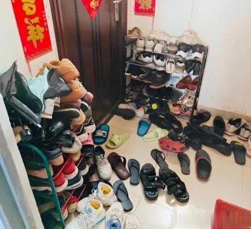 Giày dép cũ hỏng