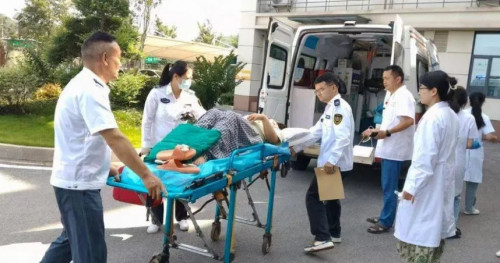 Người phụ nữ bất ngờ sinh con khi đi khám