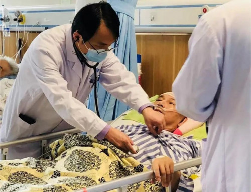 Thịt bò kiểu này để tẩm bớt, một nhà 4 người 'nồi đuôi nhau' vào phòng cấp cứu- Ảnh 2.