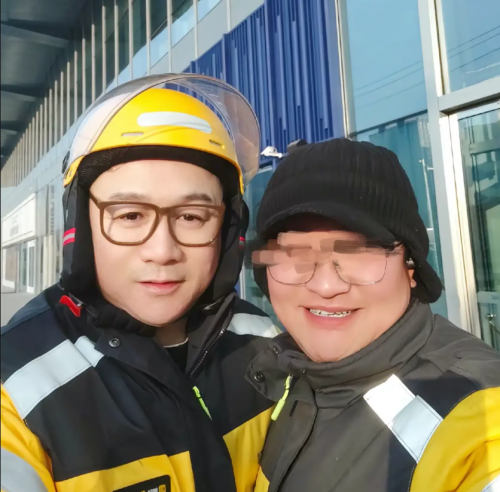 Cao Hổ làm shipper.