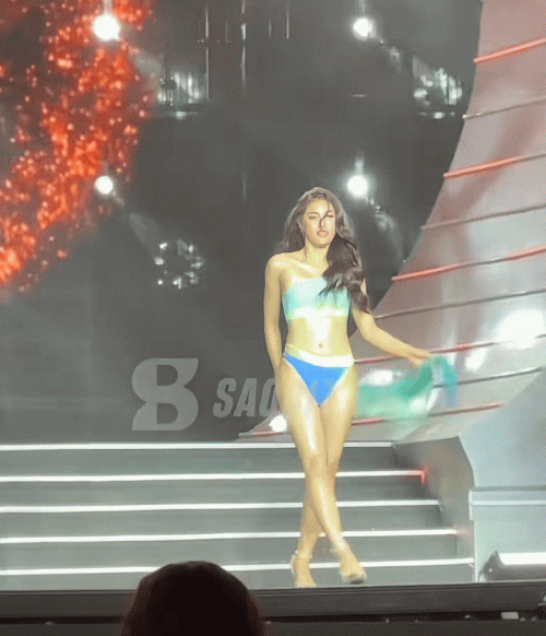 Thí sinh Miss Cosmo trình diễn dạ hội