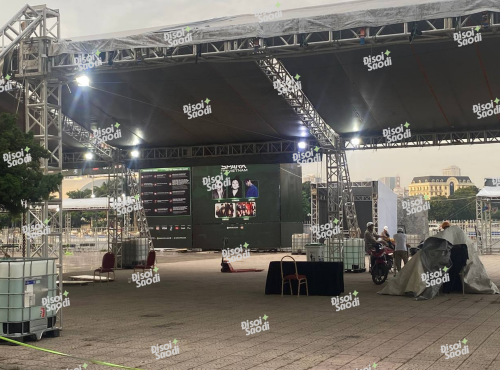 Màn hình LED lớn tạo không gian hoành tráng cho concert.