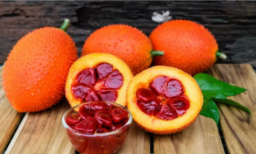 Quả gấc có màu cam tươi, có gai nhọn trên bề mặt.