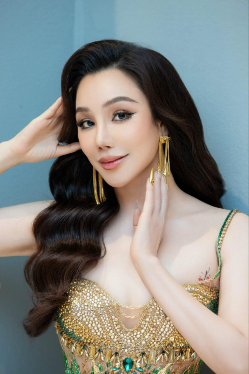 Hồ Quỳnh Hương, một trong những ca sĩ được đông đảo khán giả yêu mến.