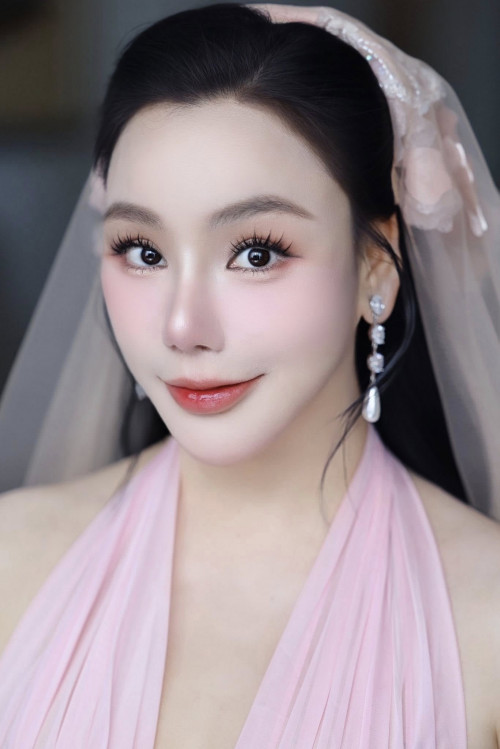 Hồ Quỳnh Hương và Hoàng Công Thành trong ngày cưới.