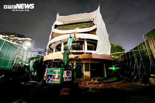 Hà Nội bắt đầu phá dỡ tòa nhà 'Hầm cá mập'- Ảnh 9.