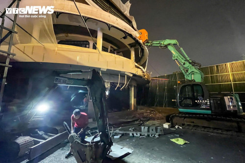 Hà Nội bắt đầu phá dỡ tòa nhà 'Hầm cá mập'- Ảnh 2.