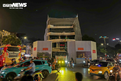 Hà Nội bắt đầu phá dỡ tòa nhà 'Hầm cá mập'- Ảnh 1.