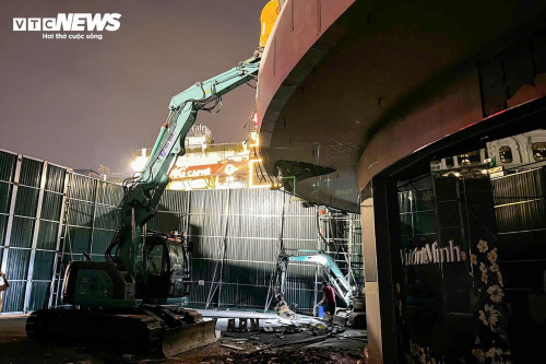 Hà Nội bắt đầu phá dỡ tòa nhà 'Hầm cá mập'- Ảnh 5.