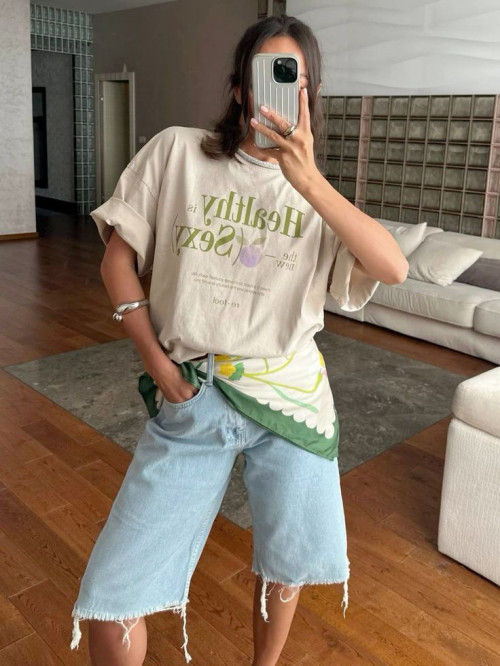 Khăn lụa trở thành item hot cho mùa hè 2025.