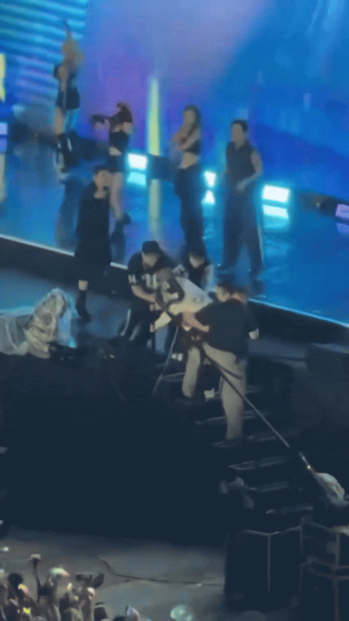Phản ứng của G-Dragon khi fan cuồng lao lên sân khấu