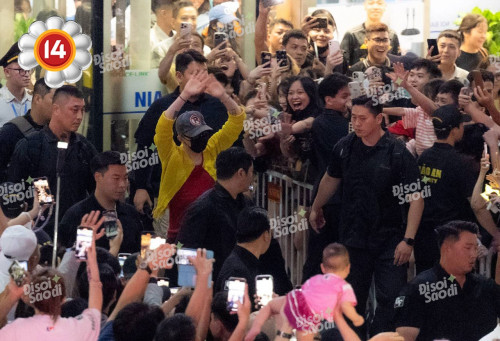 G-Dragon chào fan