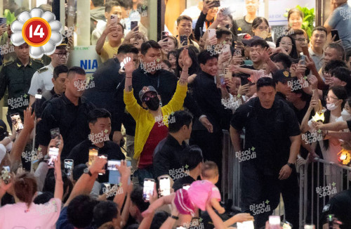 G-Dragon tại sân bay với fan