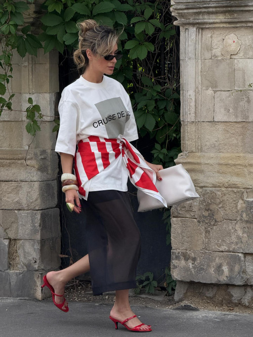 Khăn lụa mix & match hiện đại.