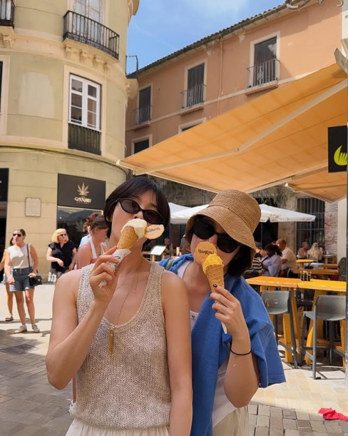 Song Hye Kyo tại quán cafe.