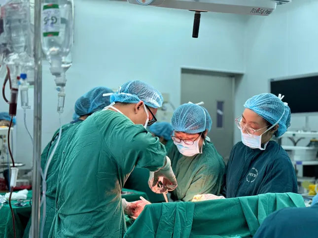 Bác sĩ phẫu thuật cho sản phụ