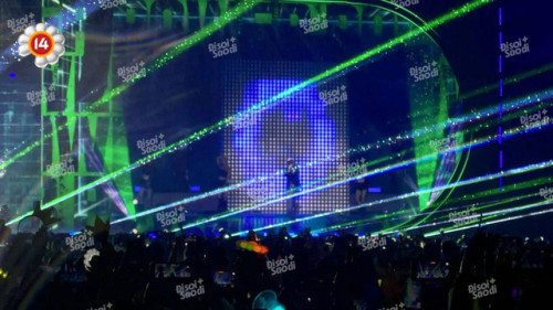 G-Dragon trên sân khấu.