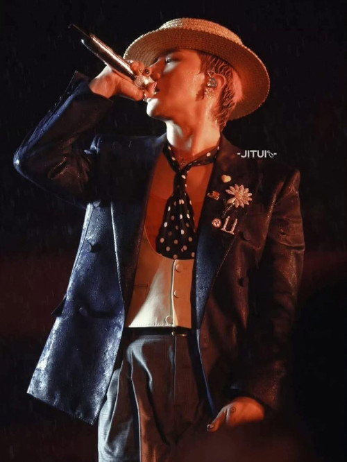 G-Dragon trình diễn trên sân khấu