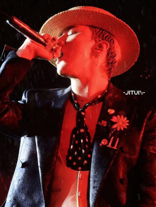 G-Dragon trong bộ vest
