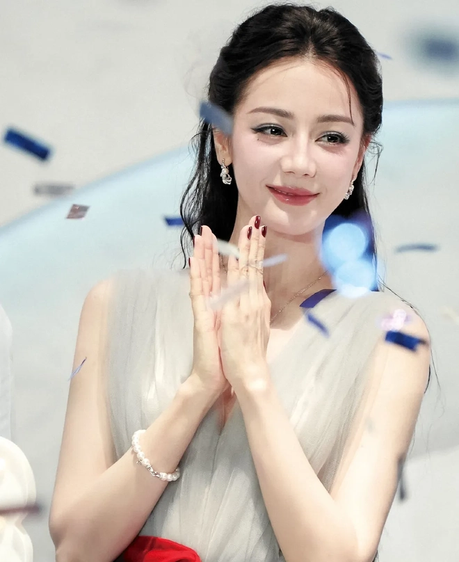 Dịch Lệ Nhiệt Ba gây trầm trồ - Ảnh 2.