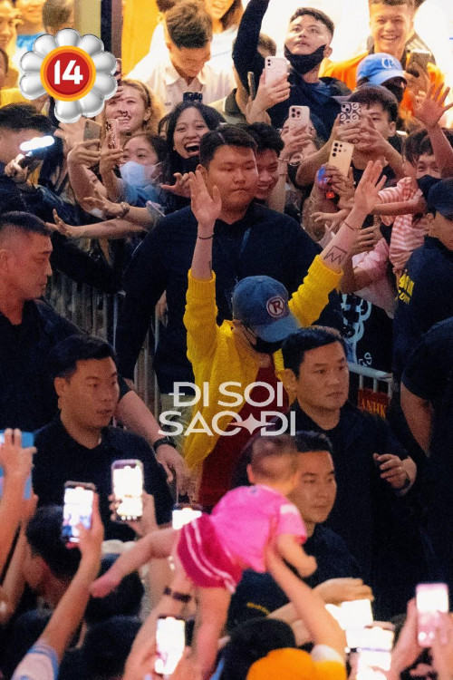 Bé gái áo hồng chờ G-Dragon